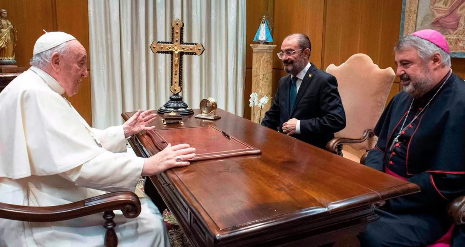 Papa, Lambán y Escribano