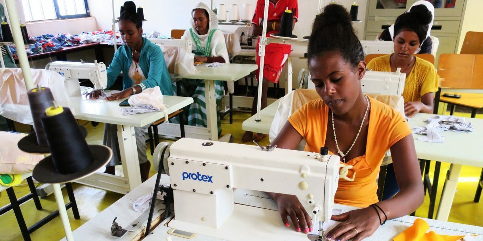 Estudiantes en clase de fabriación de toallas sanitarias