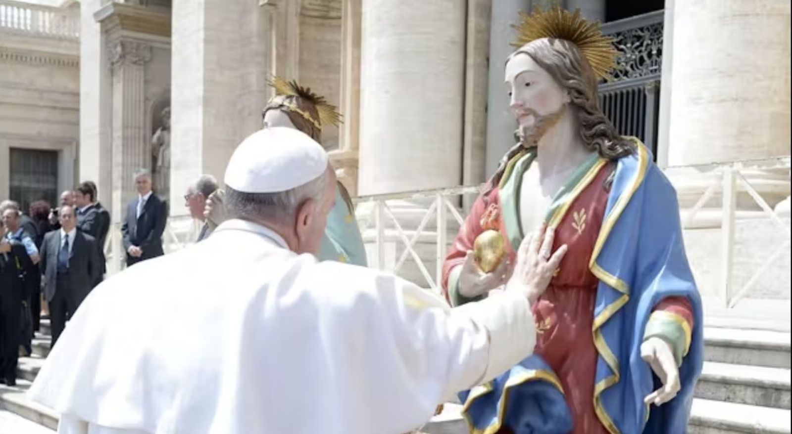 El Papa Francisco, con el Sagrado Corazón de Jesús