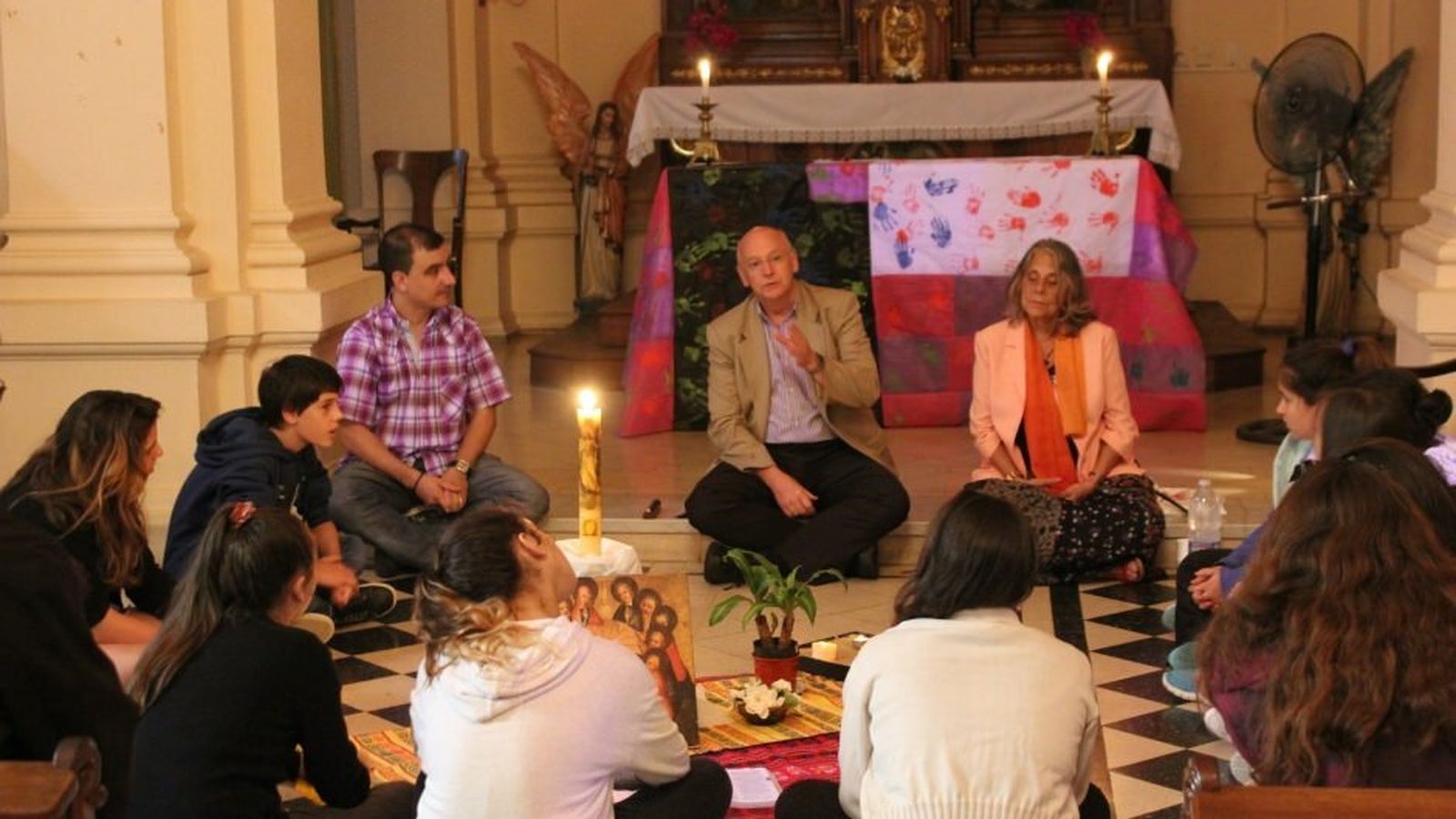 El padre Freeman, en una clase de meditación cristiana