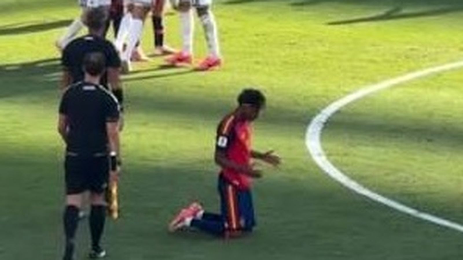LAMINE YAMAL REZANDO