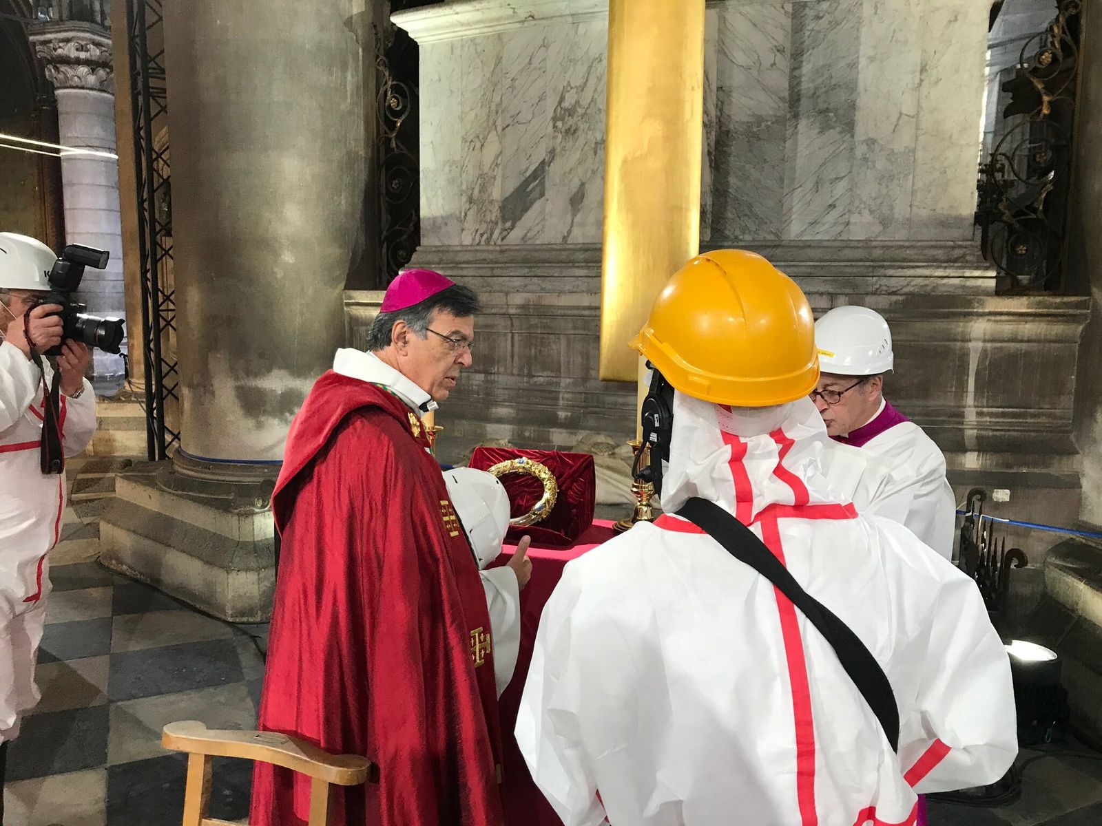 El arzobispo de París, con la reliquia de la corona de espinas en Notre Dame