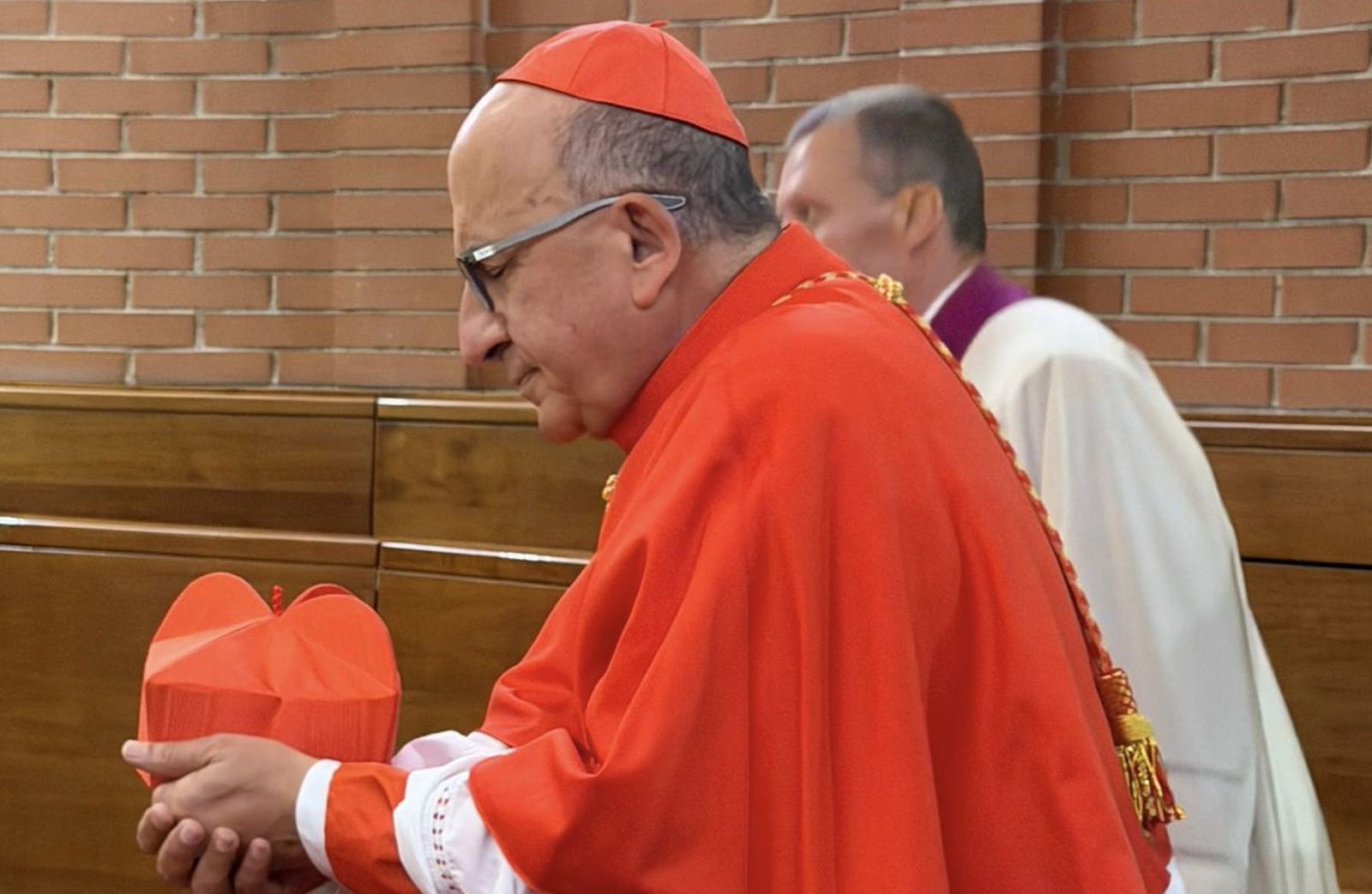 El cardenal Chomali, en profundo recogimiento