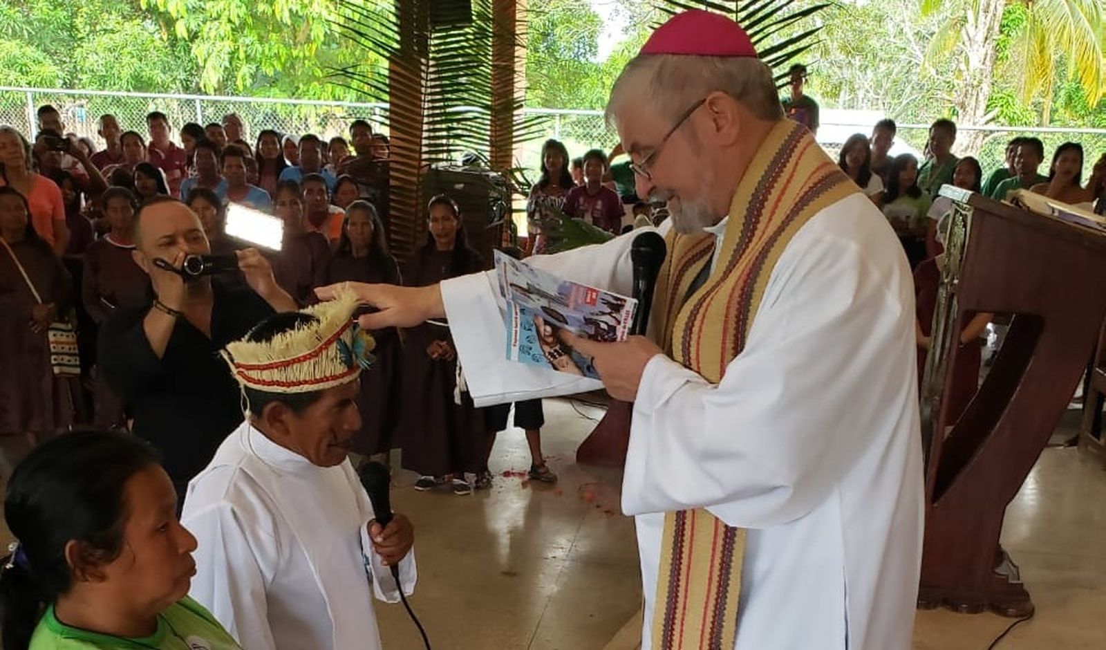 Monseñor Adolfo Zon ordenando a Antelmo Pereira Ângelo