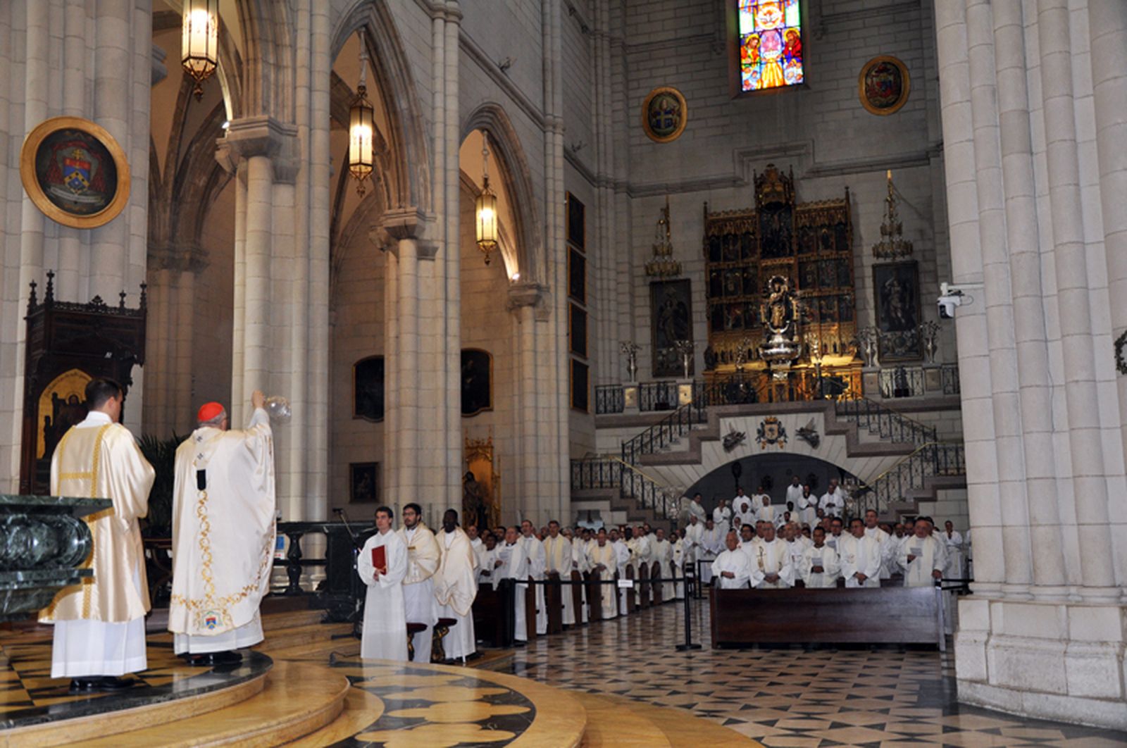 El cardenal Osoro bendice a los sacerdotes