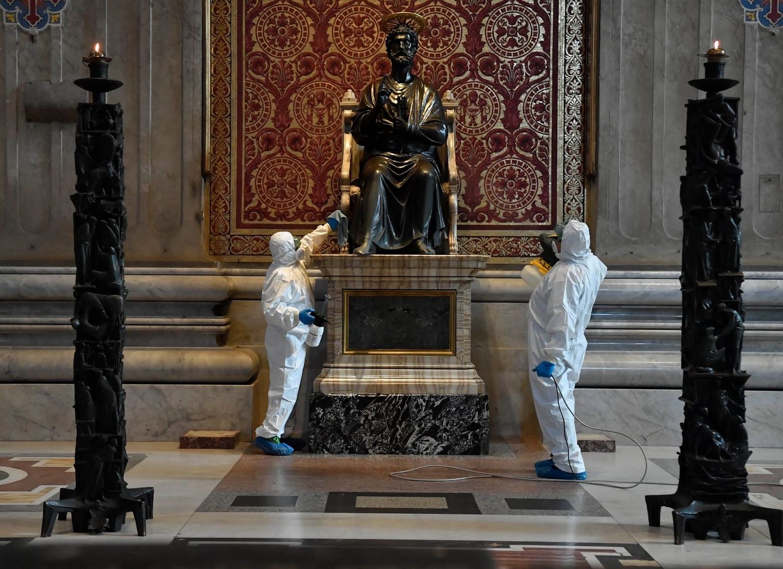 Los operarios usan sustancias cuidadosas con los materiales