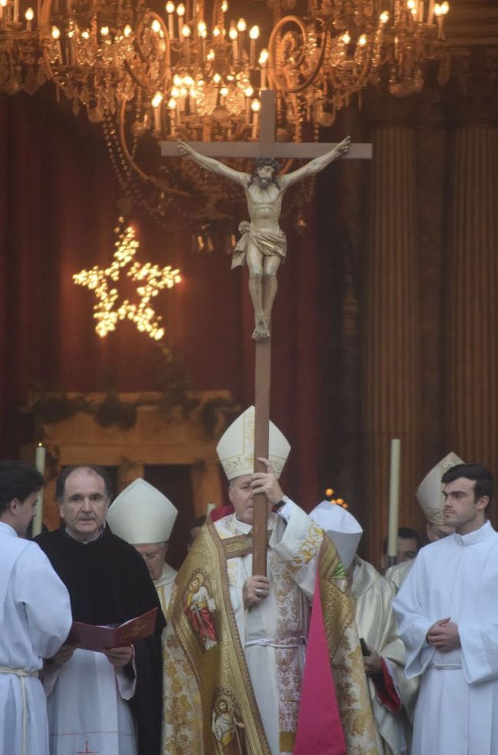Iceta, con la cruz a las puertas de la catedral