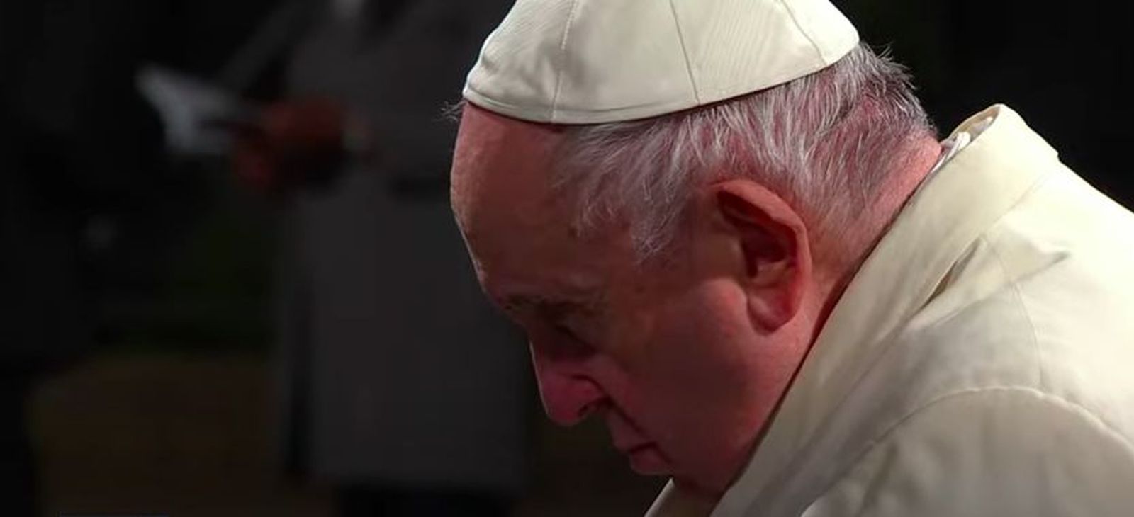 El Papa, en silencio durante el Via Crucis