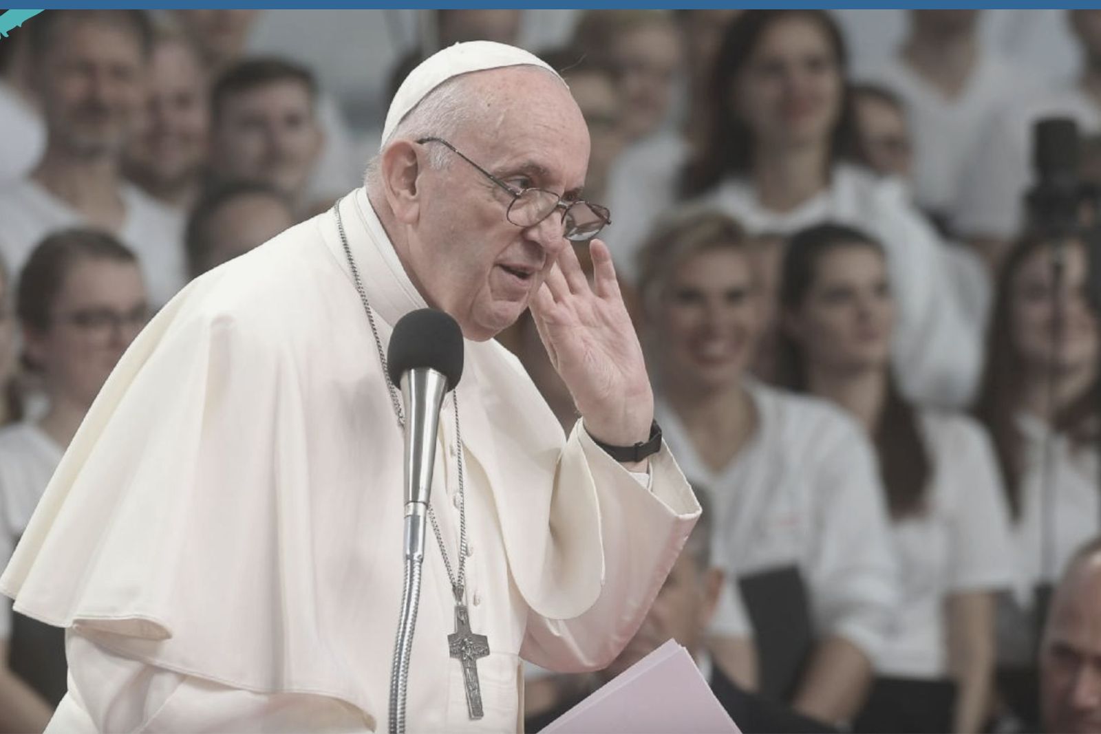 El papa Francisco, en un gesto de escucha