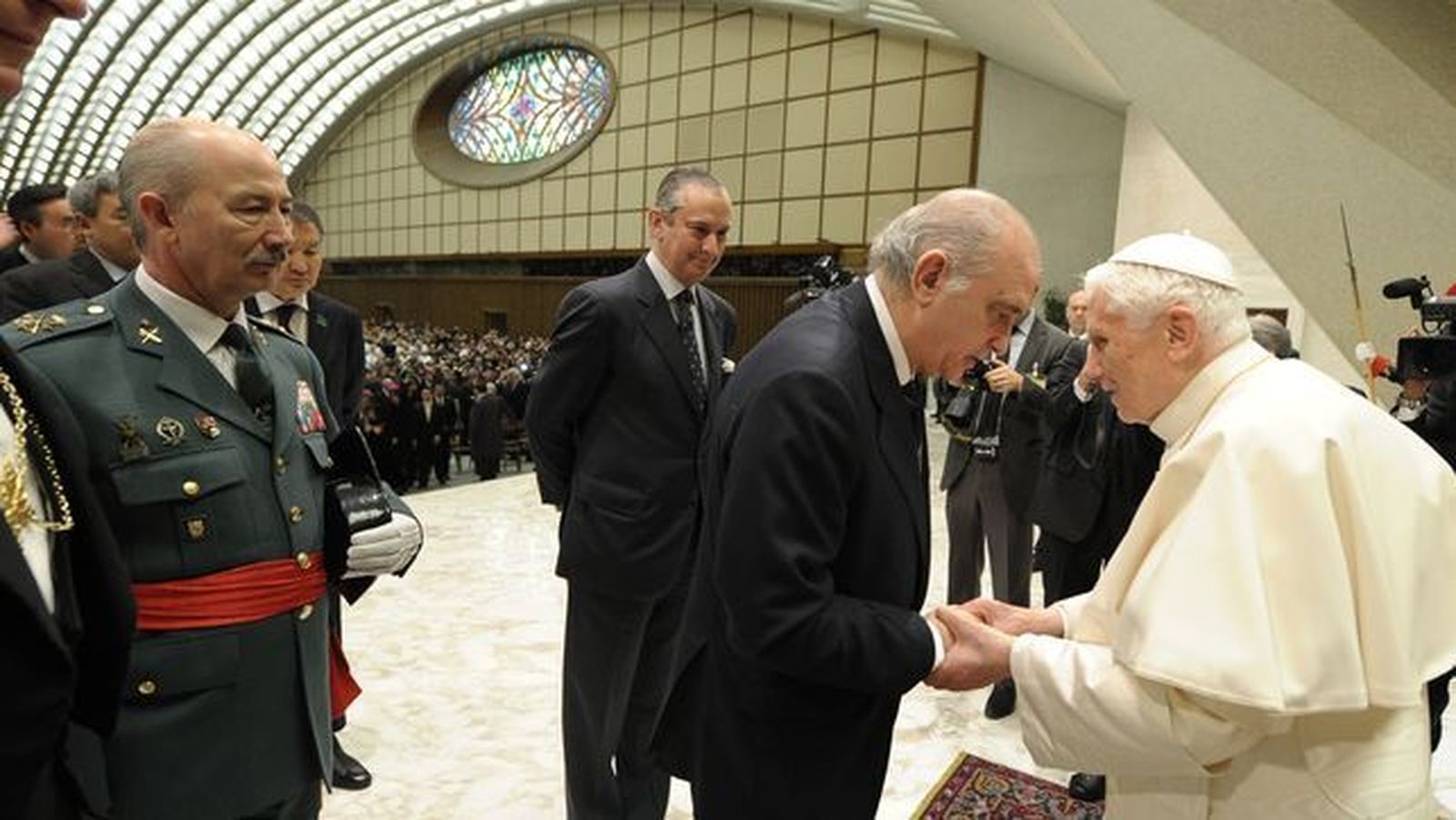 Ratzinger, a Fernández Díaz: "El diablo quiere destruir España"