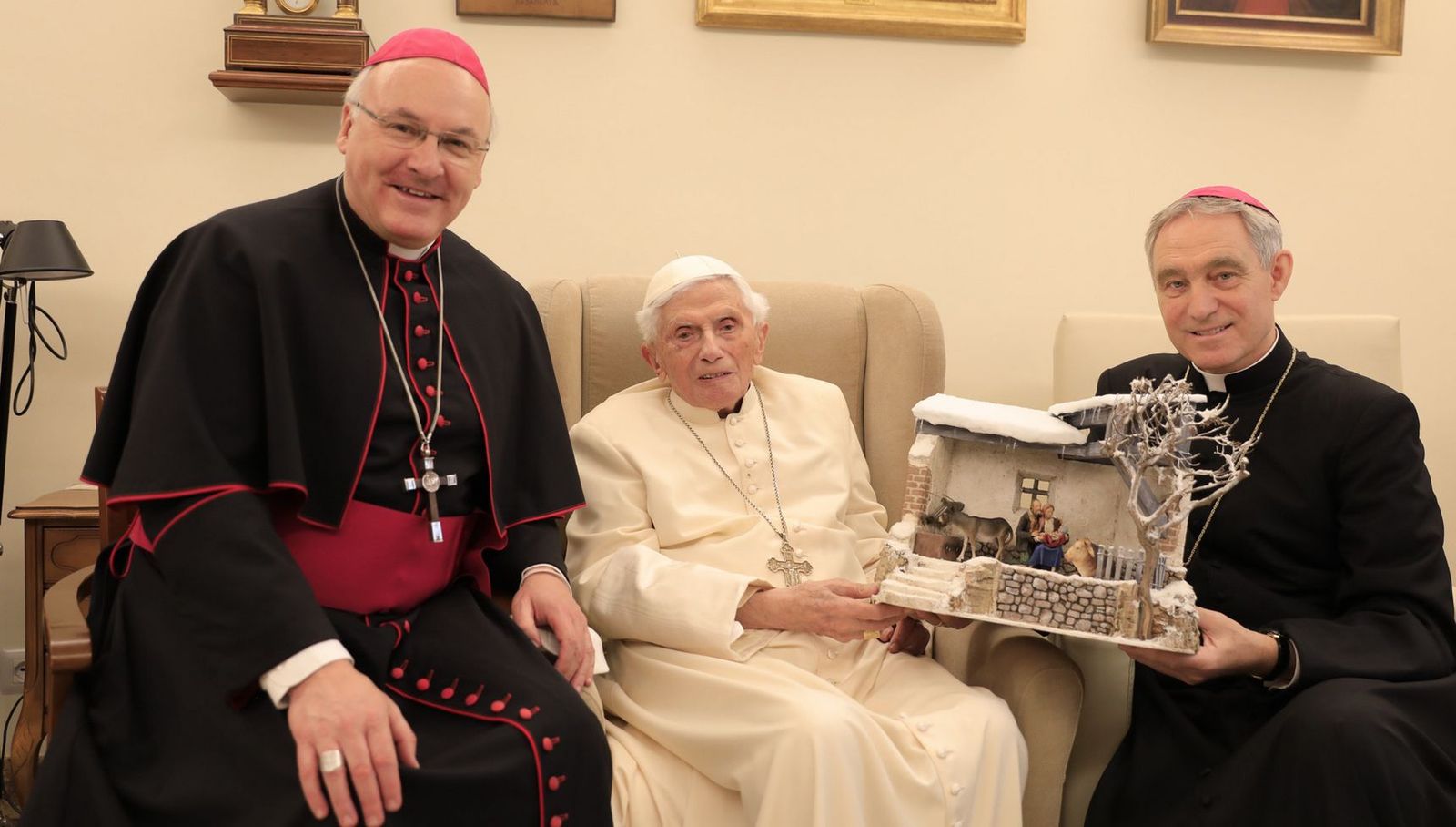 El obispo de Ratisbona junto a Benedicto XVI