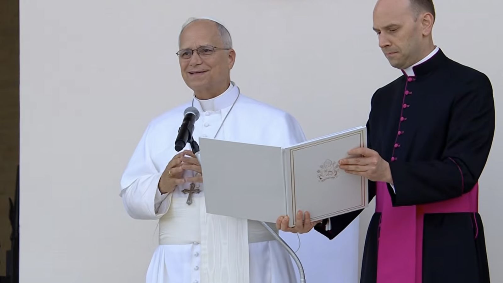 El Papa saluda a los jóvenes congregados en Asís