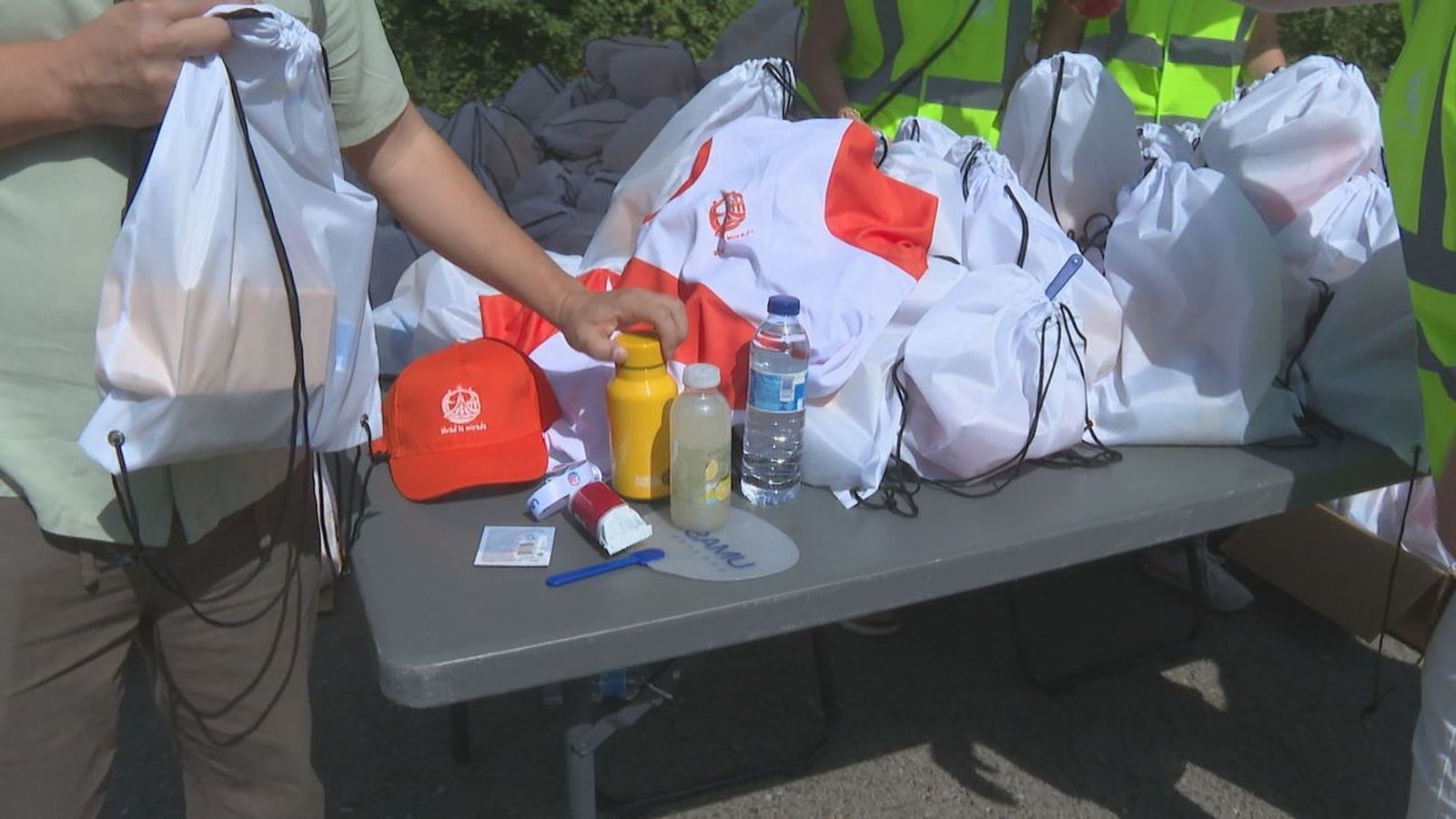 Kit voluntarios del papa León XIV en España