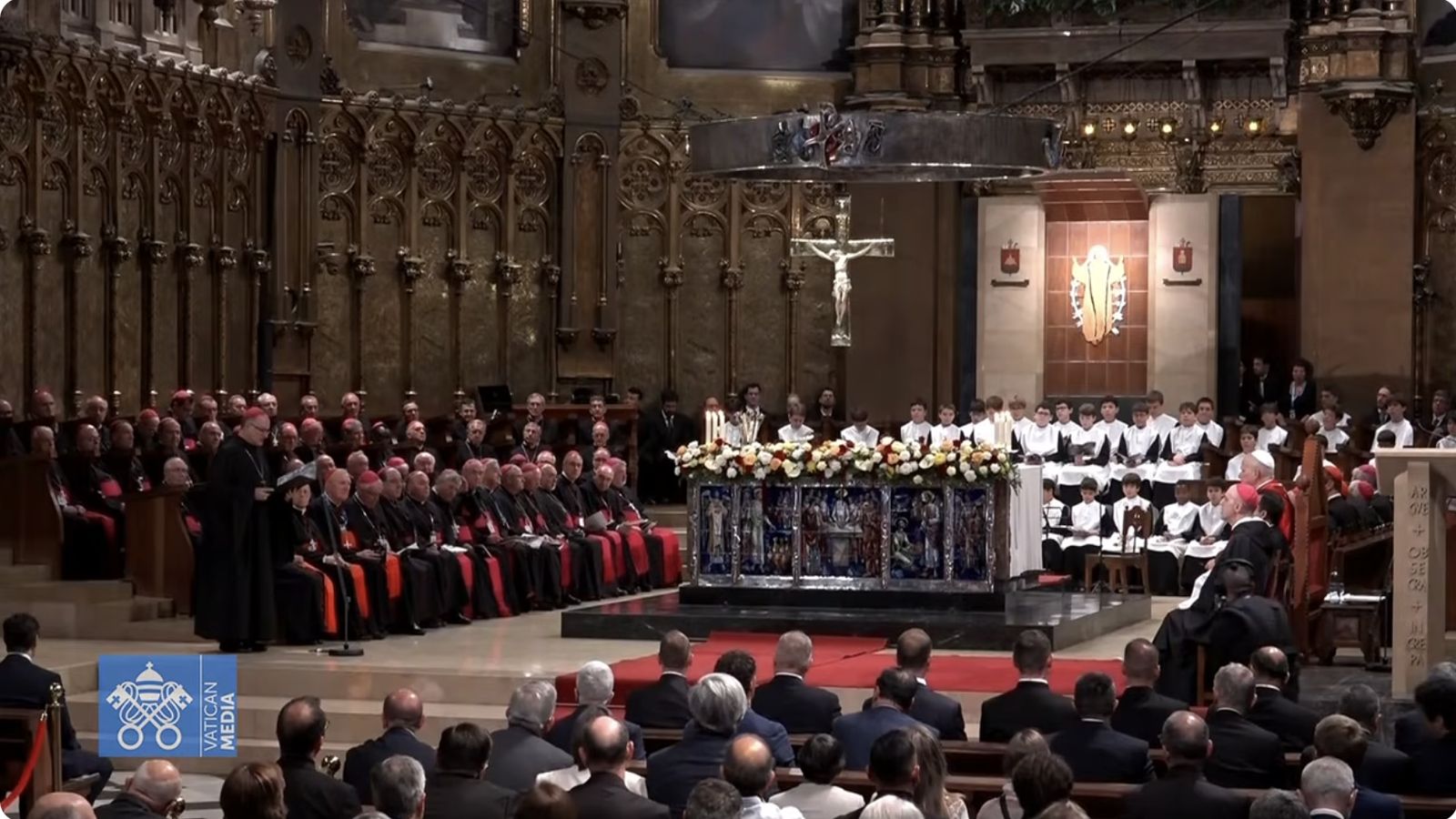 El abad Manel Gasch saluda al Papa dentro del santuario de Montserrat