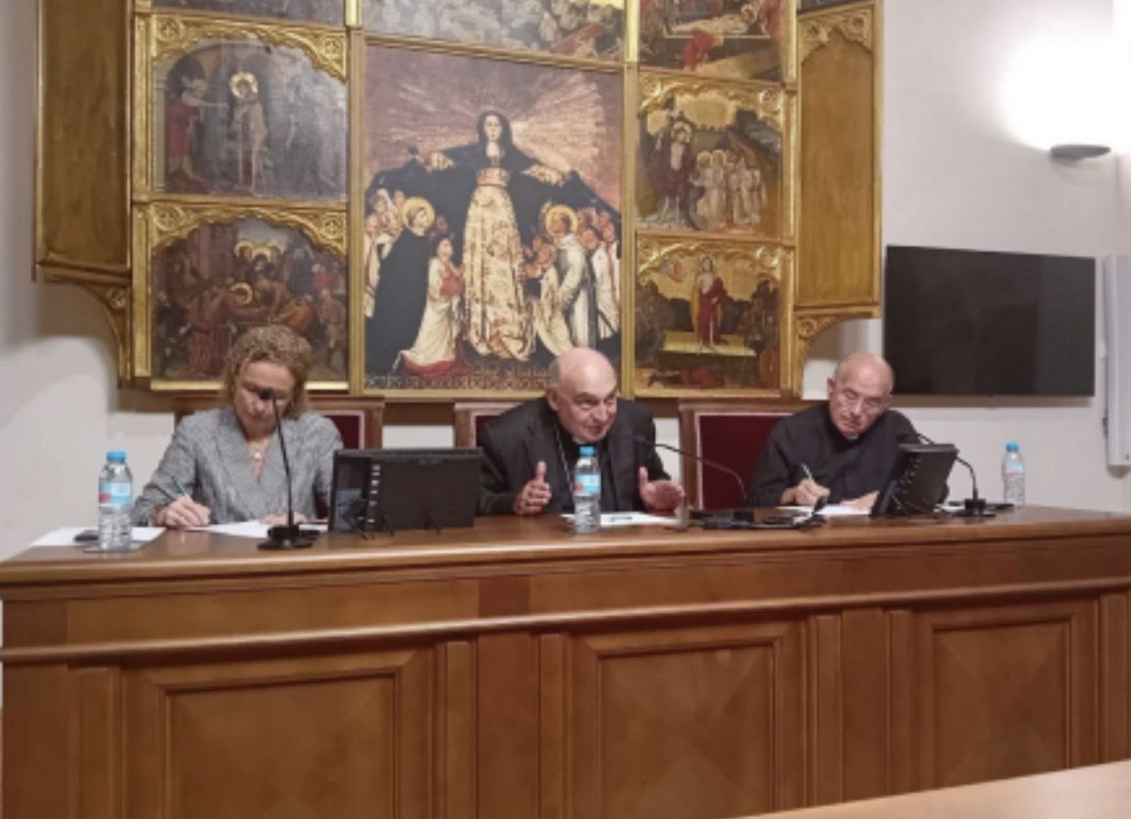 D. Enrique Benavent, (en el centro) D. José Luis Sánchez García y Dña. Isabel Sánchez Gadea