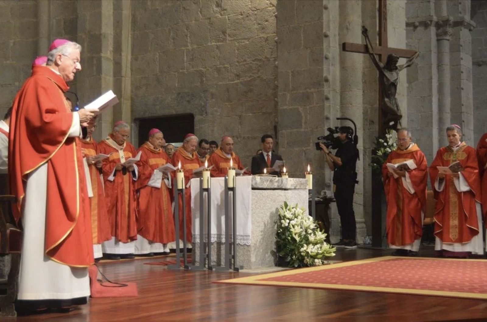 El arzobispo Vives en la ordenación del su ahora obispo coadjutor