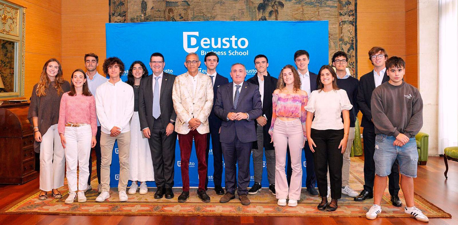 Estudiantes de Deusto Business School, con el Premio Nobel de Economía, el rector de Deusto y el decano de Deusto Business School