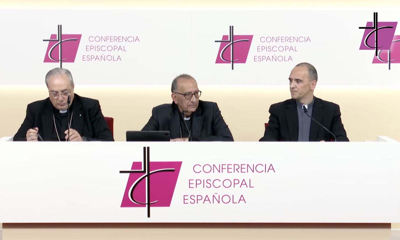 Rueda de prensa tras la asamblea plenaria extraordinaria dedicada al tema de los abusos