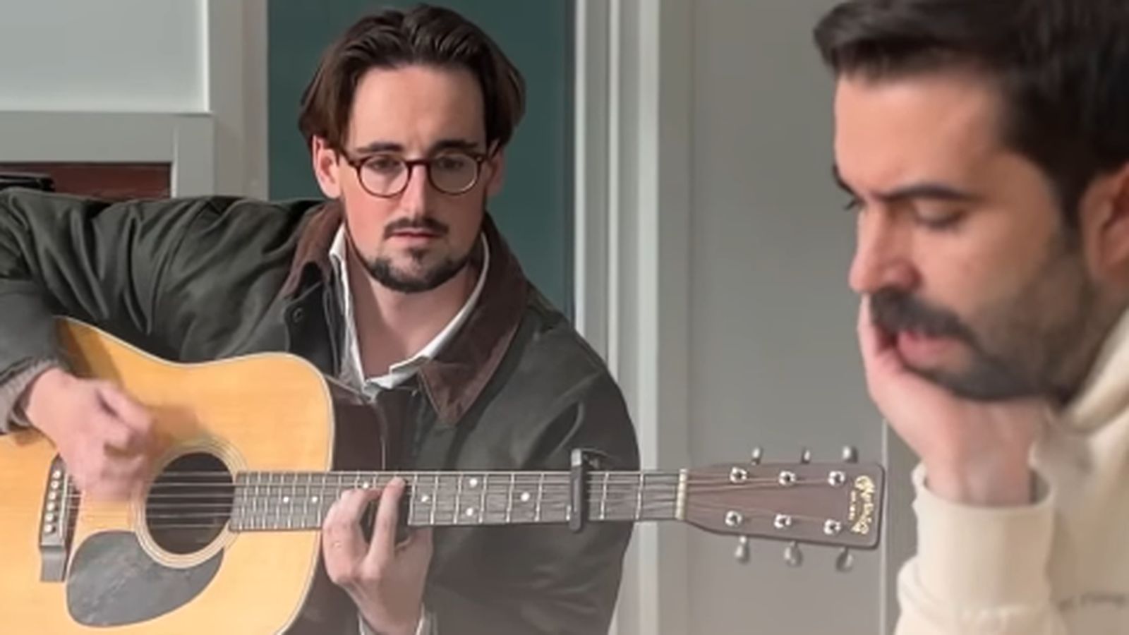 La participación de sacerdotes con sensibilidad musical, como Toño Casado y Jaime Salomónero, aseguró la dignidad y profundidad del himno litúrgico.