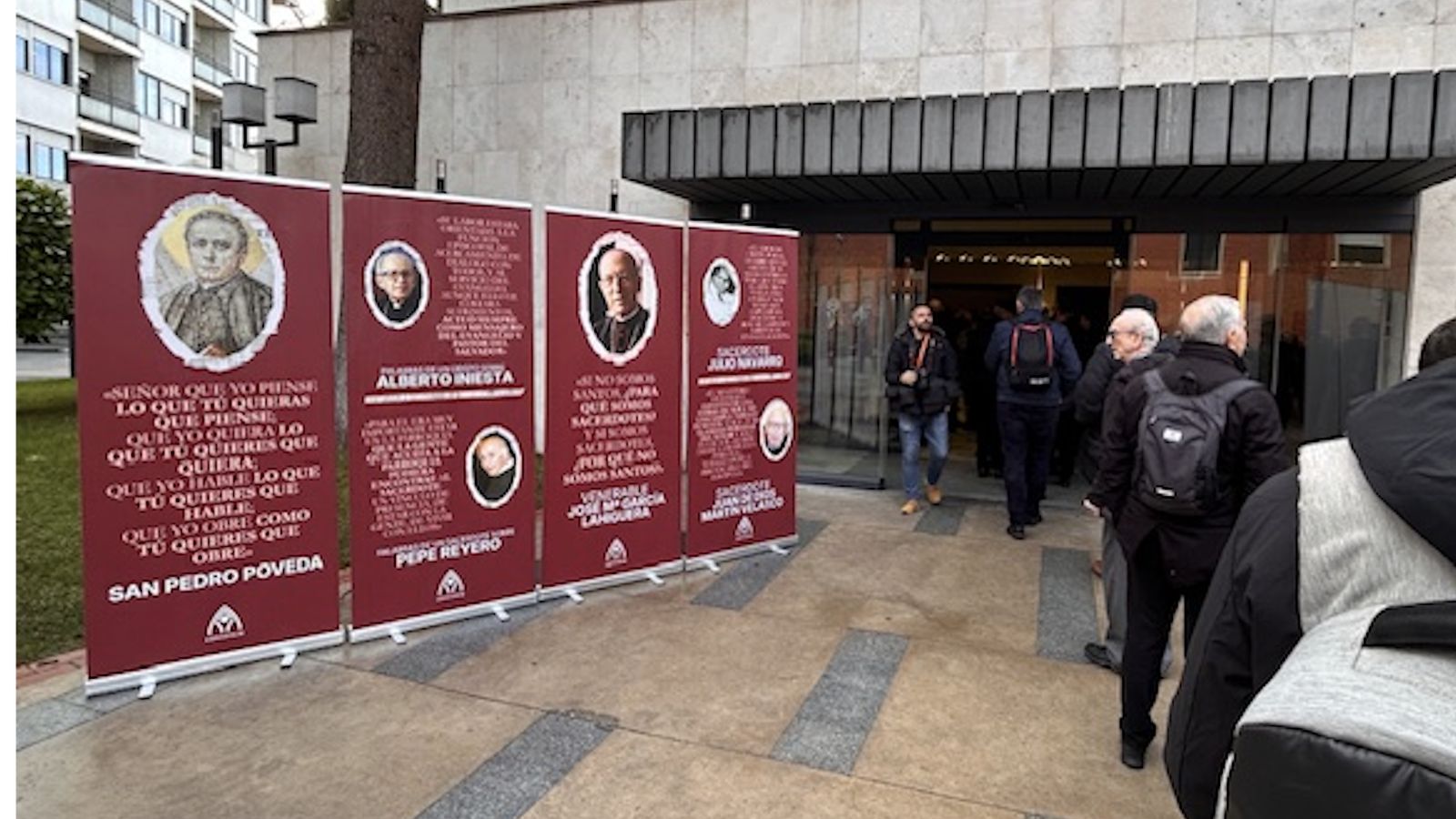 Referentes sacerdotales, a la entrada de CONVIVIUM