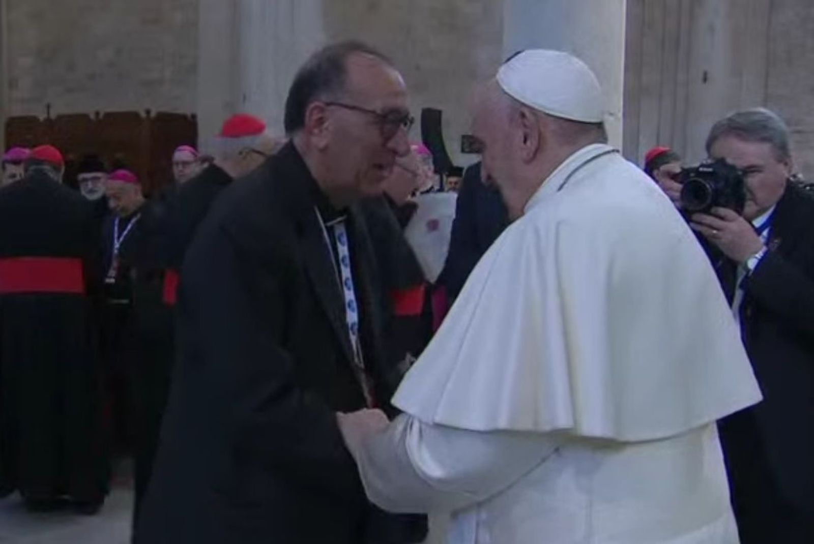 El Papa saluda al cardenal Omella en Bari