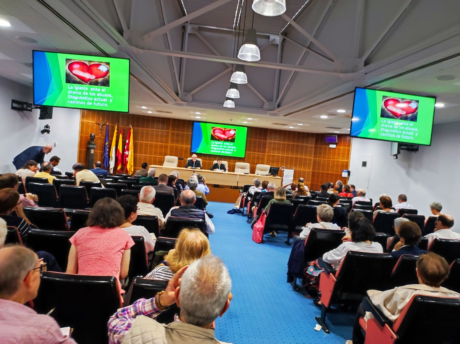 Asistentes a la conferencia de José Cobo