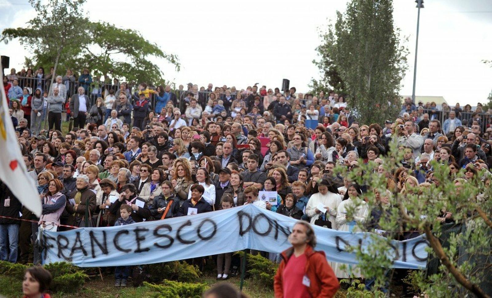 Pancarta al Papa en la parroquia