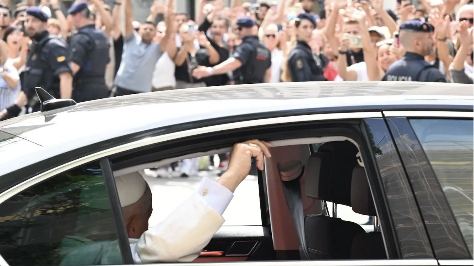 El Papa, a su llegada a la parroquia de Sant Agustí