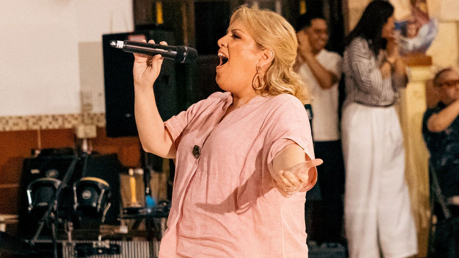 Ana de Watts, cantante católica de origen panameño