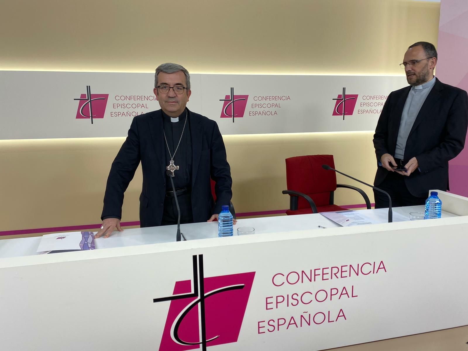 Luis Argüello, con el jefe de prensa de la CEE