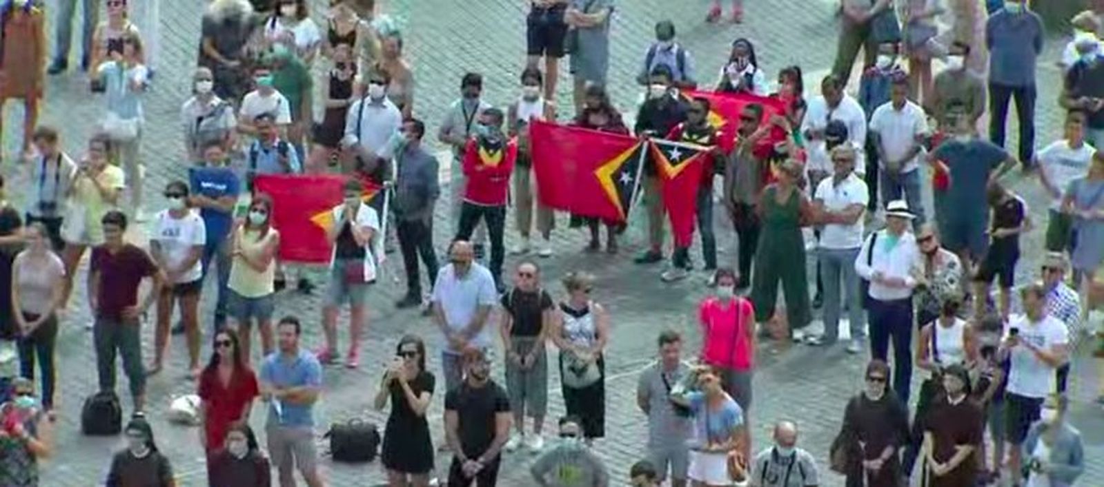 Fieles en el Angelus del Papa