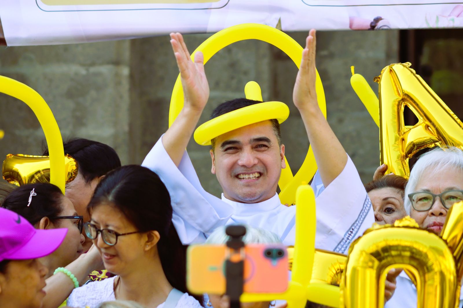 La 'fiesta de los locos' se vuelve realidad cada misa crismal cuando se reduce a un festejo para exaltar el clericalismo en Filipinas