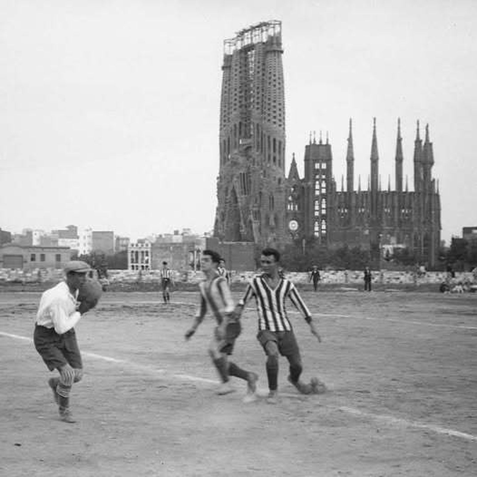 Fútbol a los pies de la Sagrada Familia