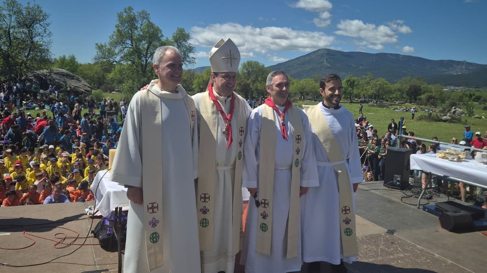 Mons. José Antonio Álvarez con los Scouts