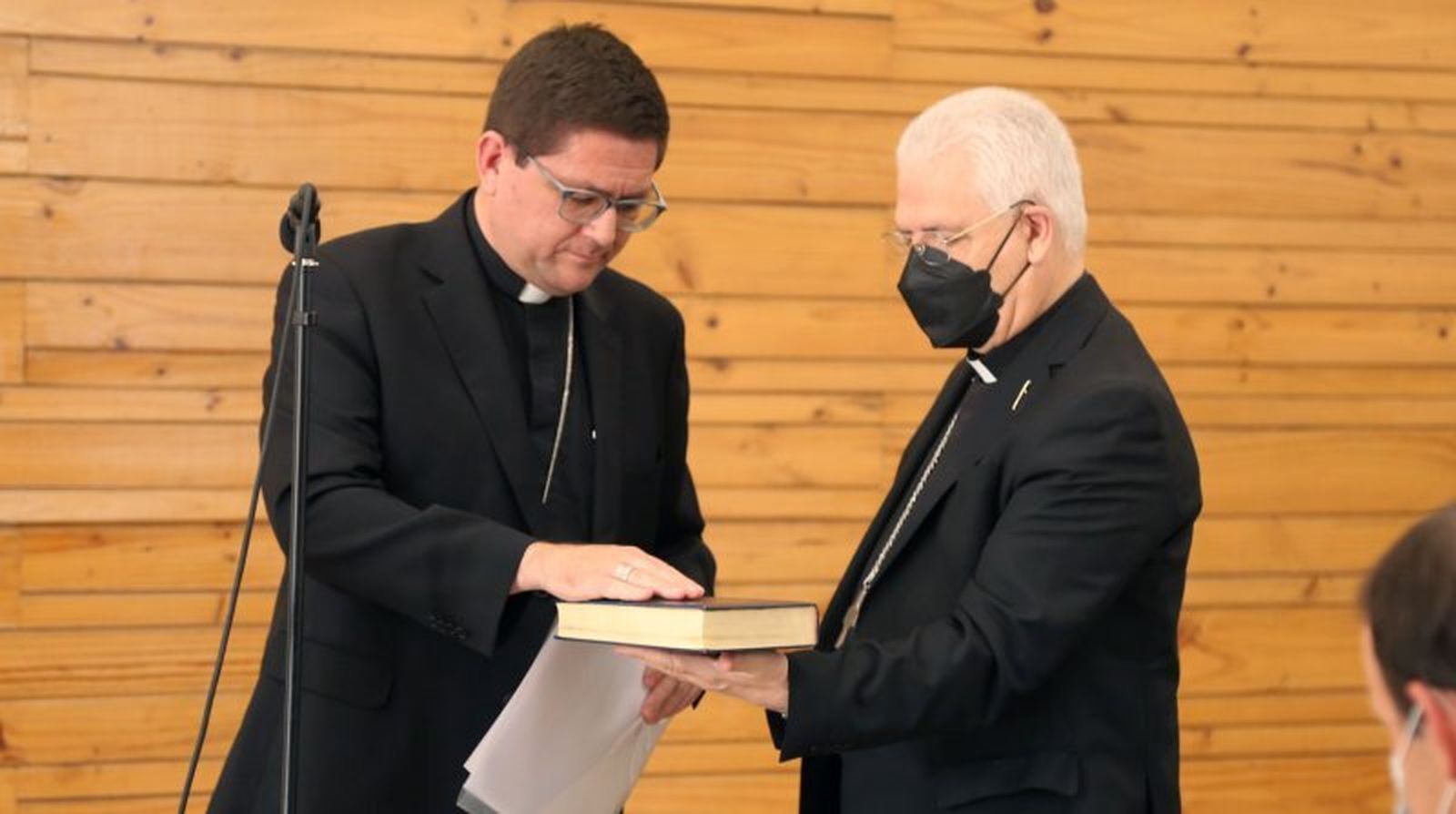 Mons Cristian Castro cuando asumió como rector del Seminario de Santiago, junto a mons Alberto Lorenzalli