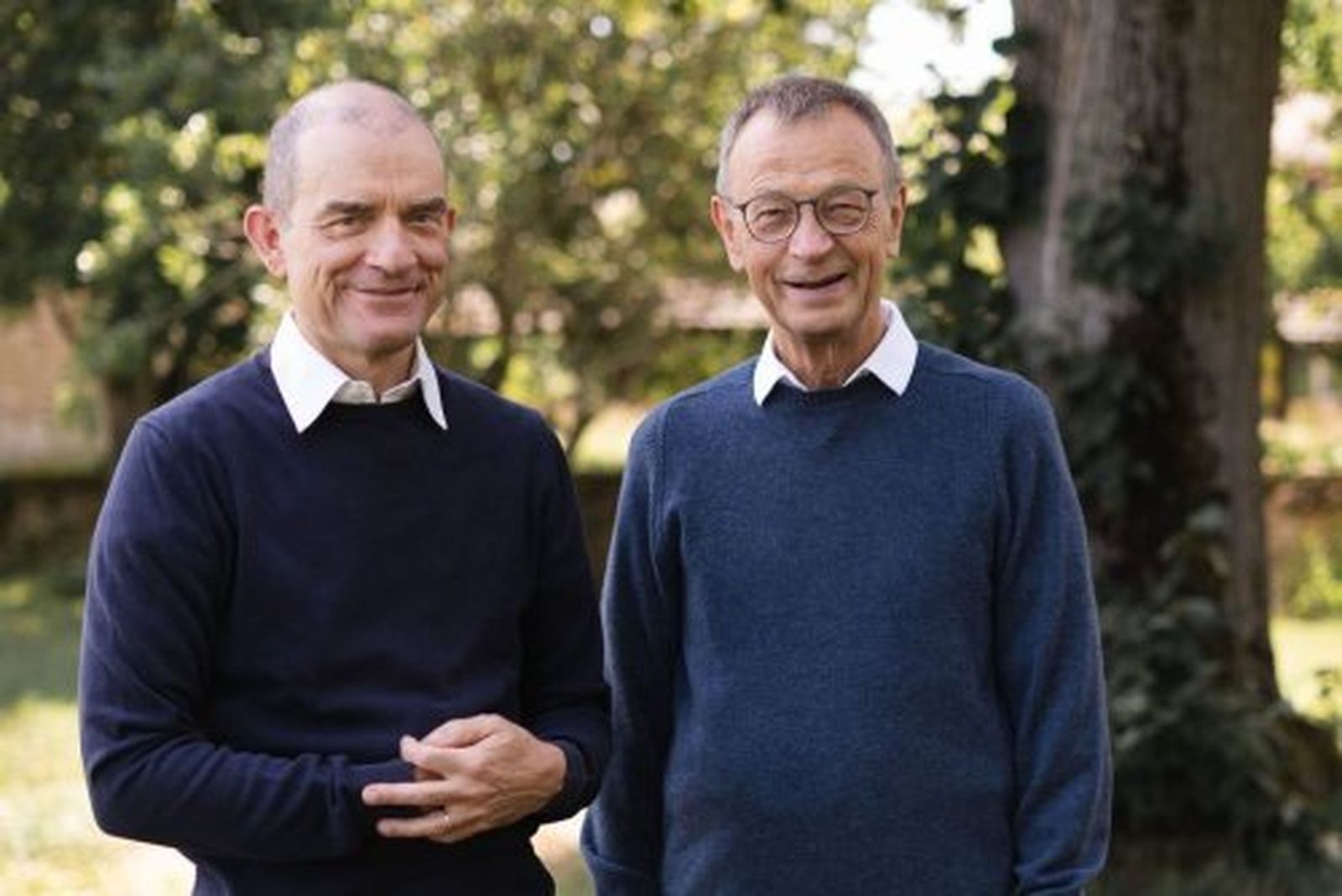 El hermano Alois (dcha) con el hermano Matthew