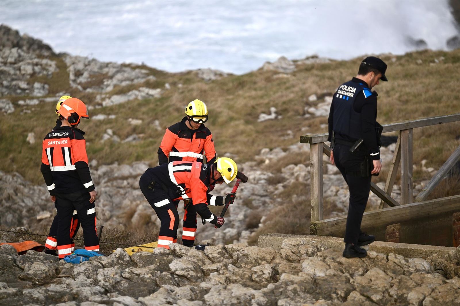 Equipos de rescate trabajan en el lugar de los hechos, a 3 de marzo de 2026, en Santander, Cantabria (España)