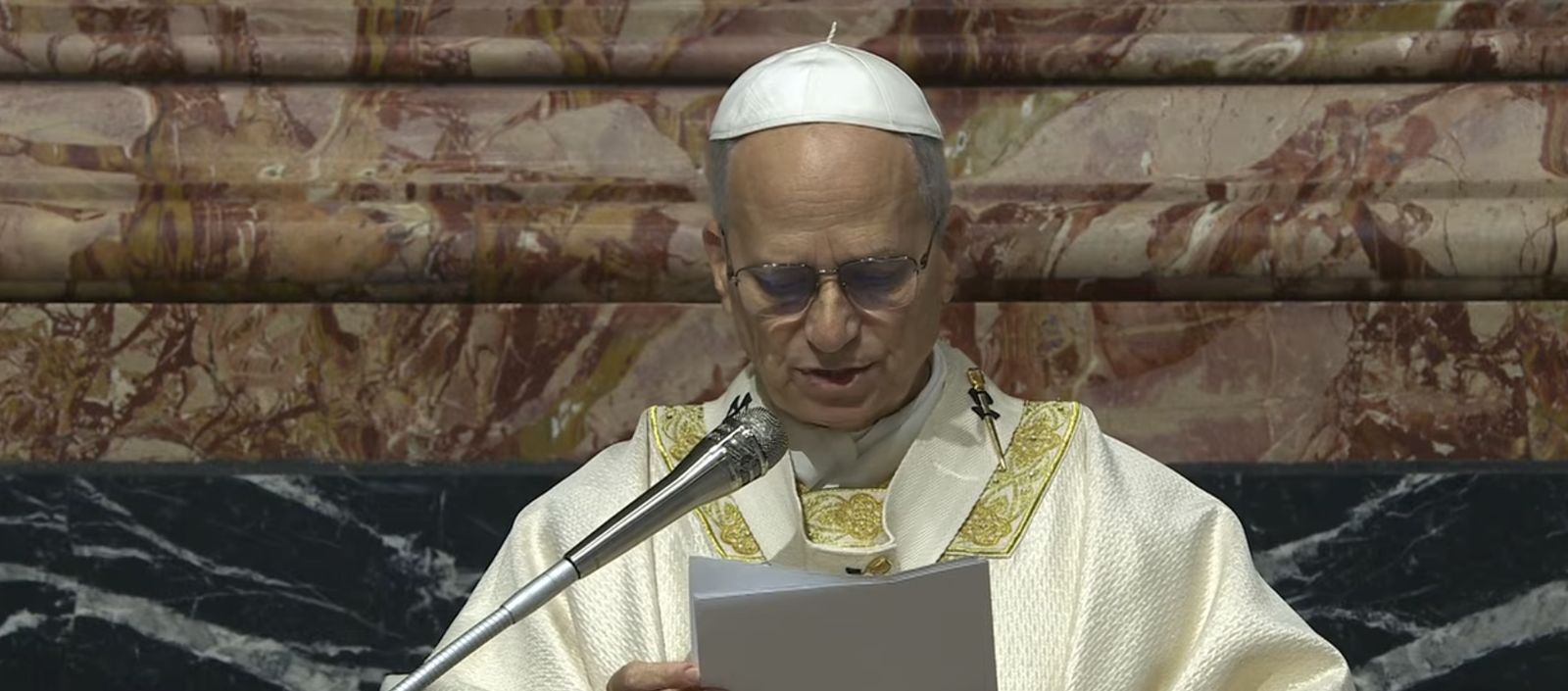 El papa, durante la misa con el consistorio de cardenales