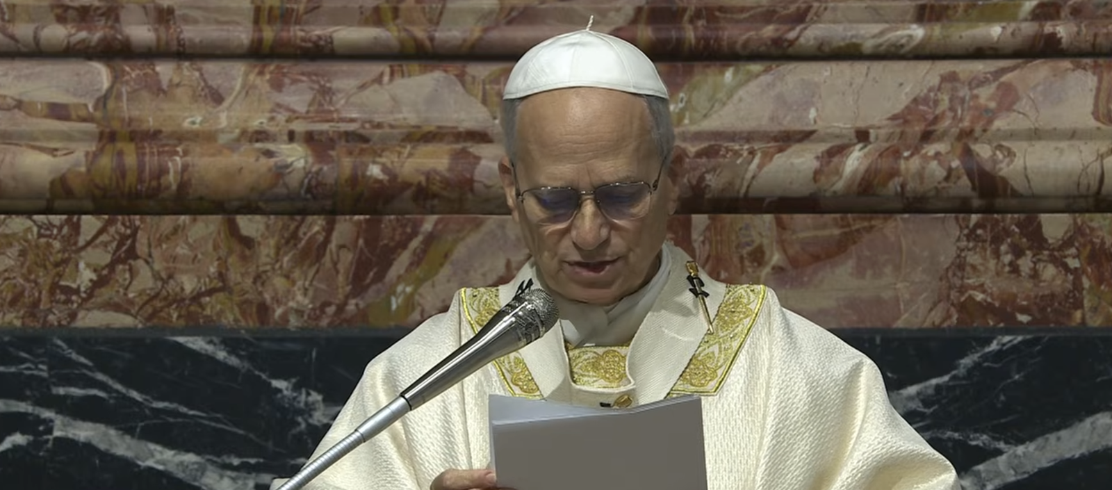 El papa, durante la misa con el consistorio de cardenales