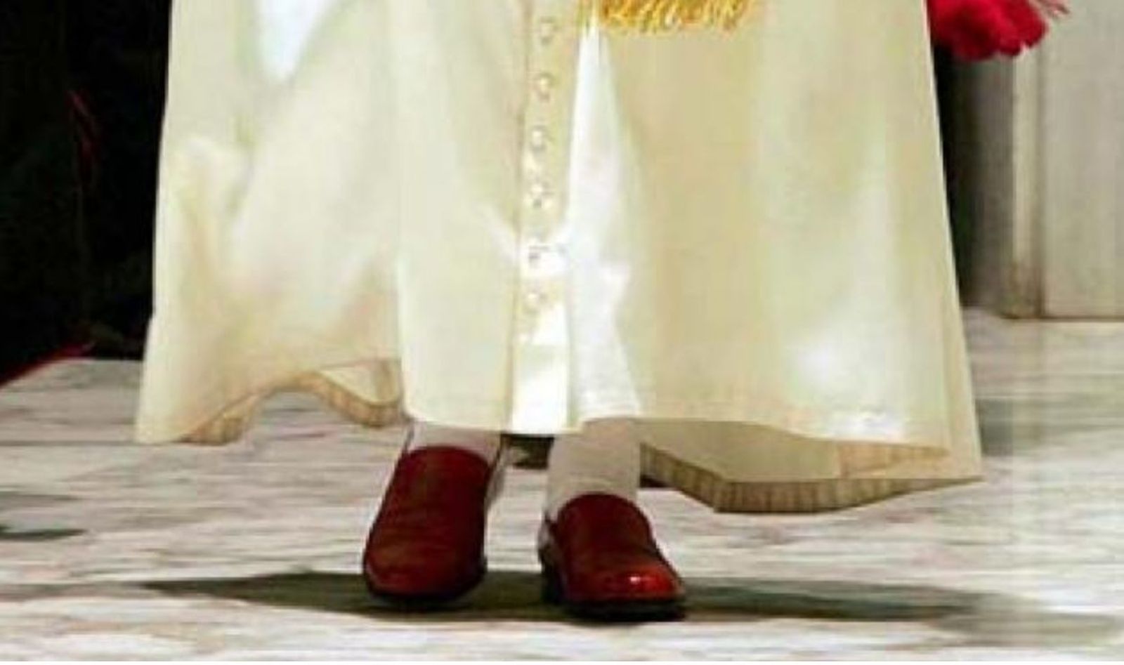 Los zapatos rojos de Benedicto