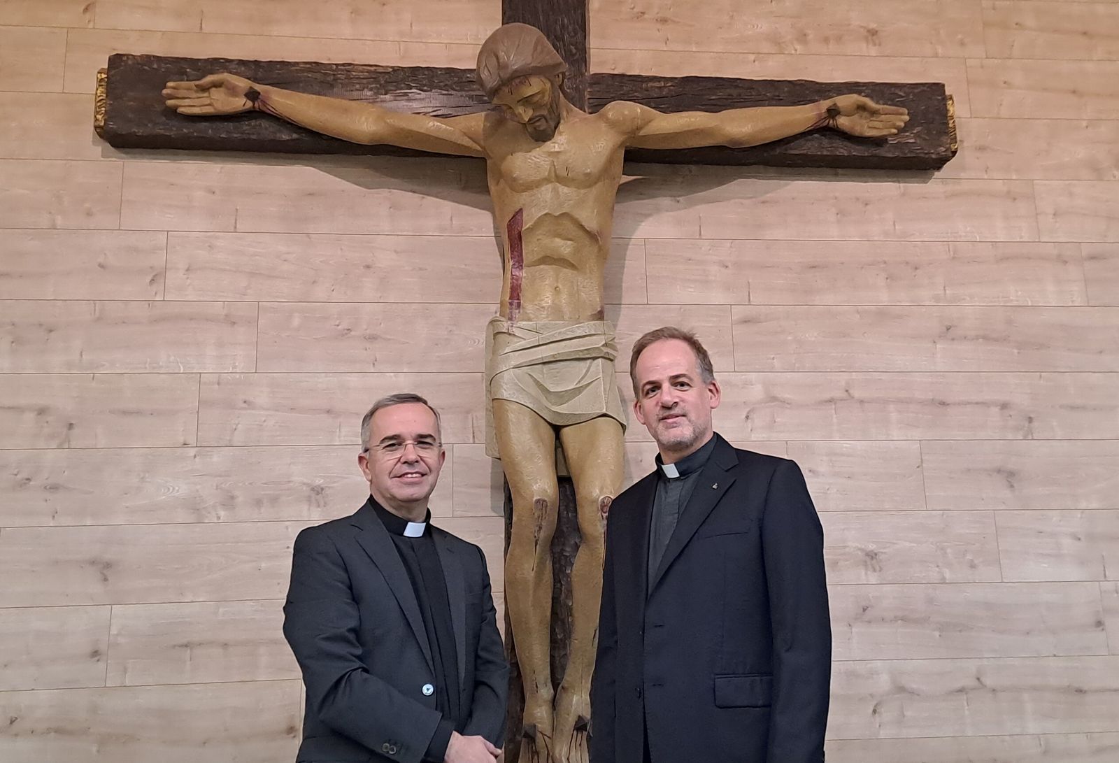 El P. Ignacio Rojas, OSST, (izquierda) junto al P. Gonzalo Villagrán SJ.