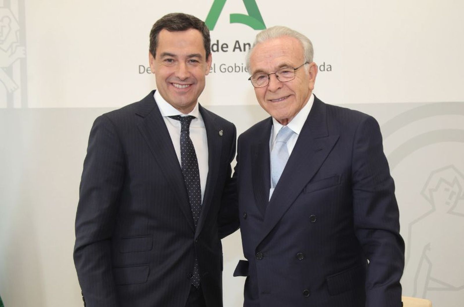 El presidente de la Junta de Andalucía, Juan Manuel Moreno Bonilla, y el presidente de la Fundación ”la Caixa”, Isidro Fainé, en la firma del convenio marco entre ambas instituciones en Granada