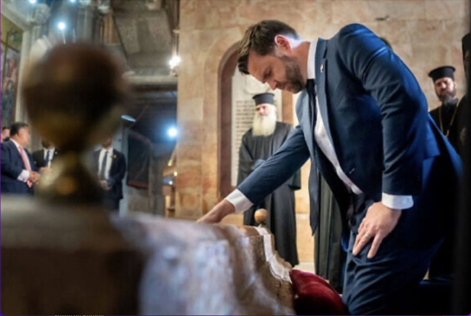 Vance reza en la Piedra de la Unión