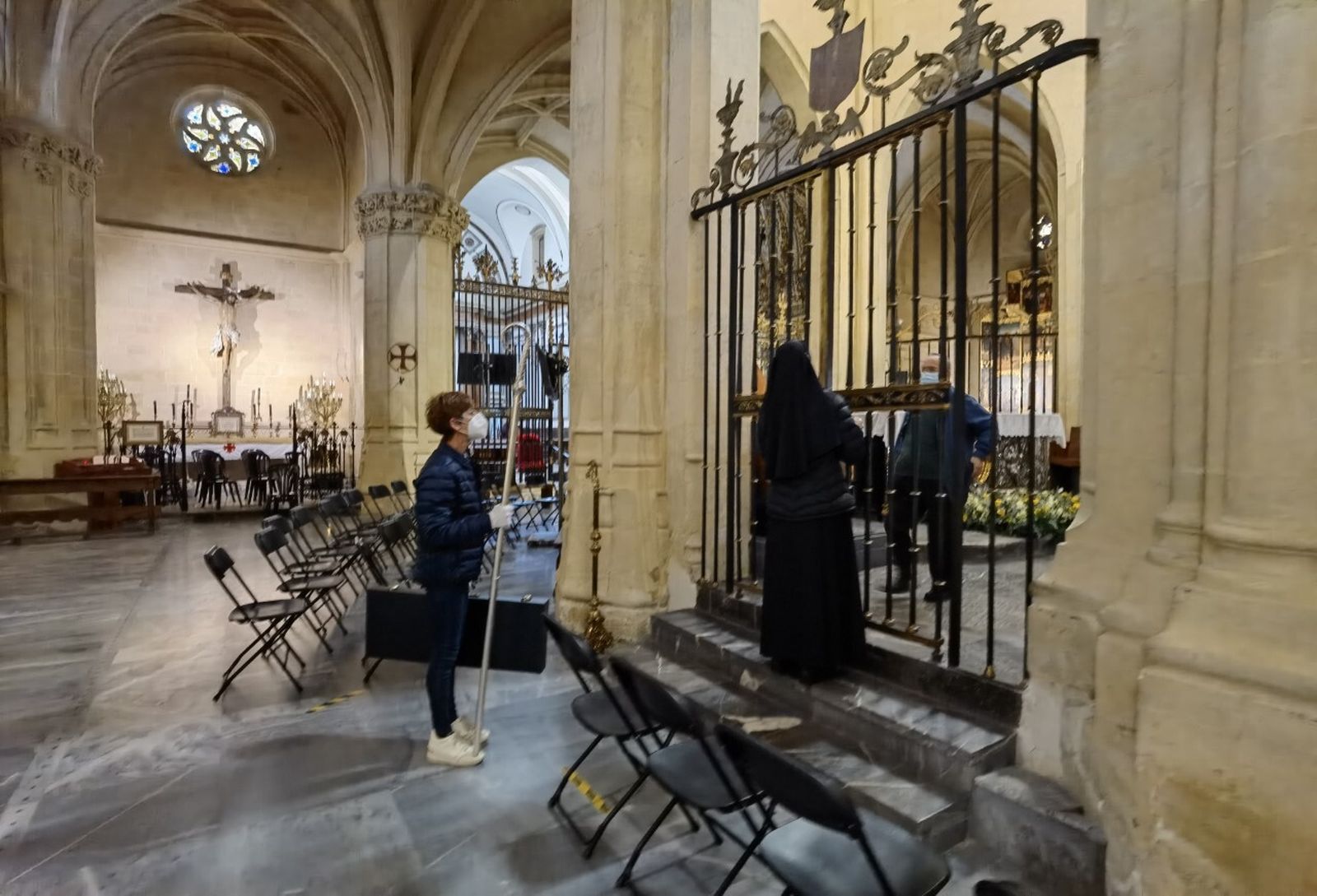 Ensayo de la ceremonia, un niño presentará el báculo.