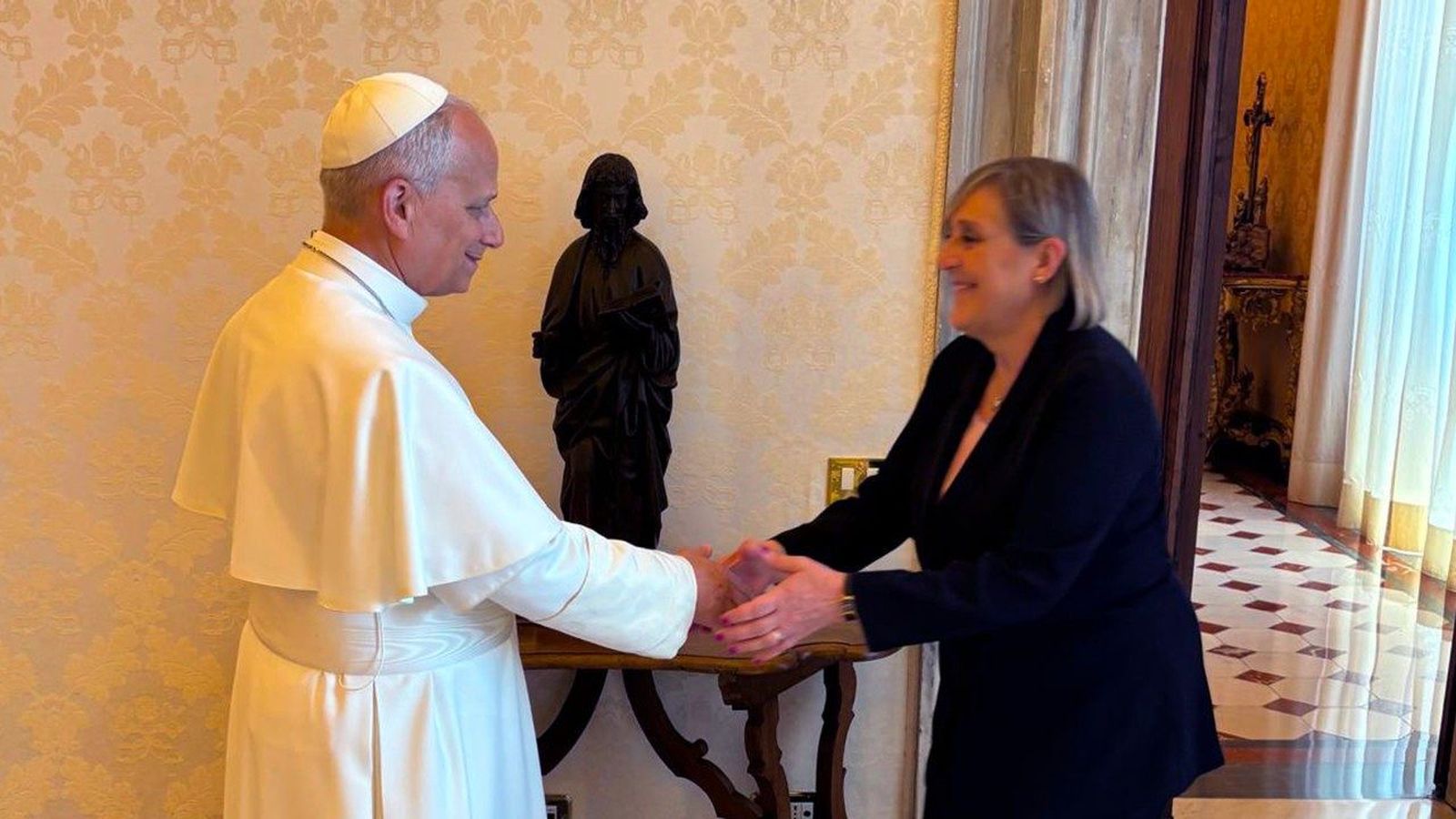 El papa León XIV con Orietta Ferretti