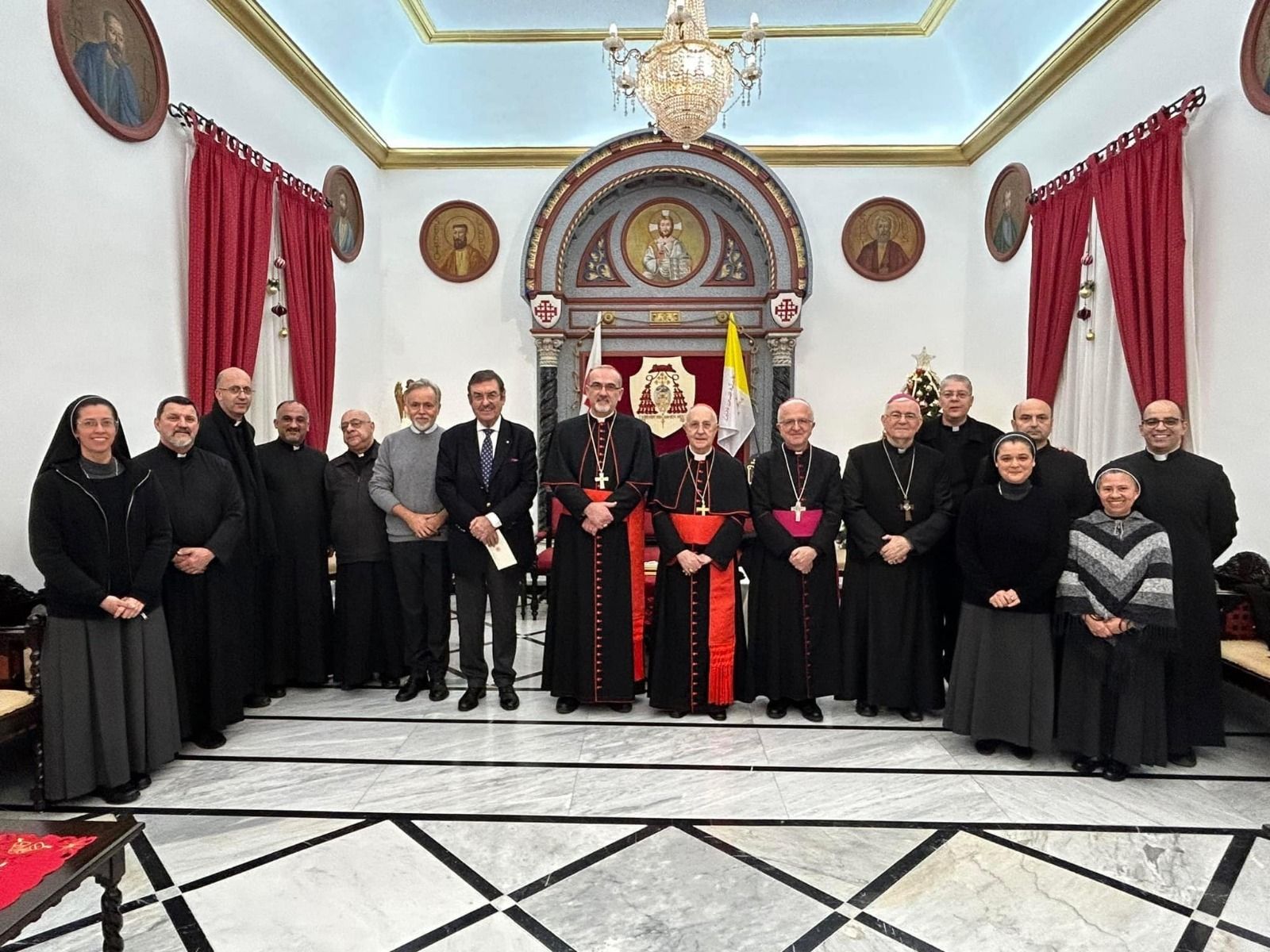 Los cardenales Pizzaballa y Filoni, con el Gobernador general de la OESSJ, Visconti, en el Patriarcado Latino de Jerusalén.
