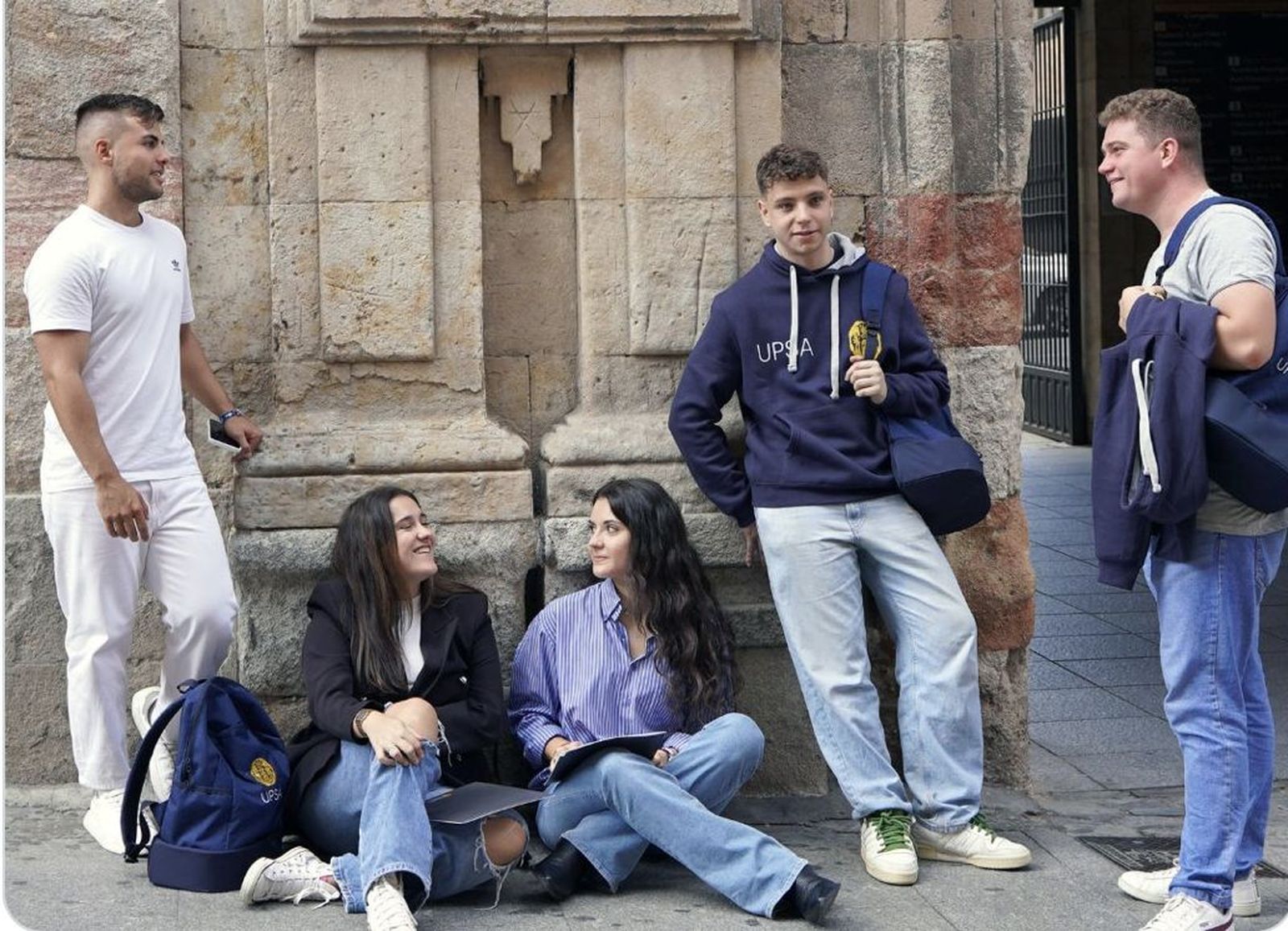 Alumnos a la entrada de la universidad