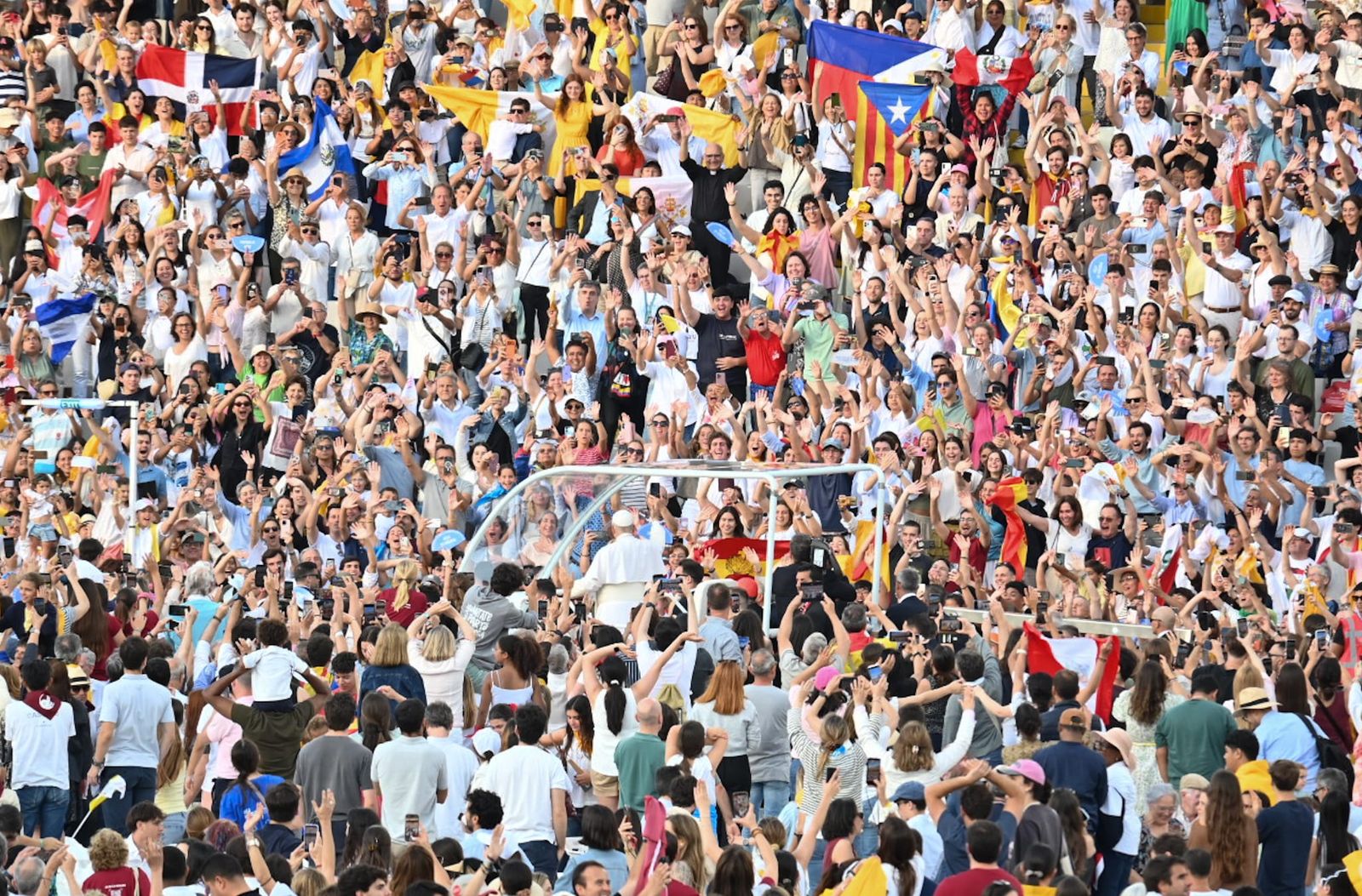El Papa, entre la gente en Montjuic