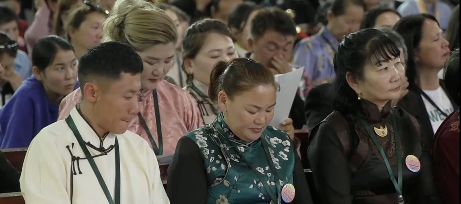 Fieles mongoles escuchan al Papa