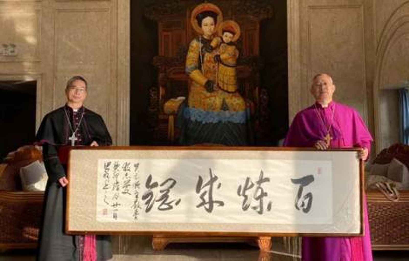 Regalo de bienvenida al nuevo obispo de monseñor Vincenzo Zhan